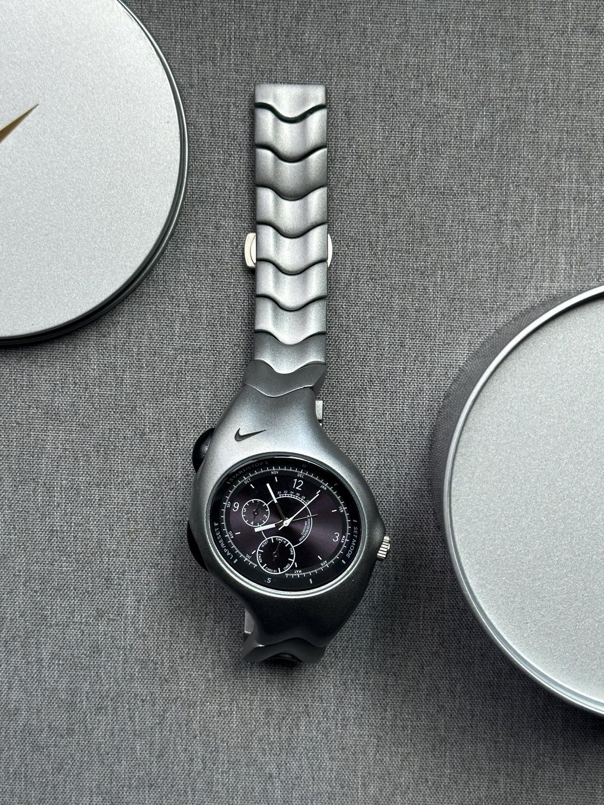 Nike Triax Chronograph Watch – Metallic Silver Wave-Link Band, Black Dial